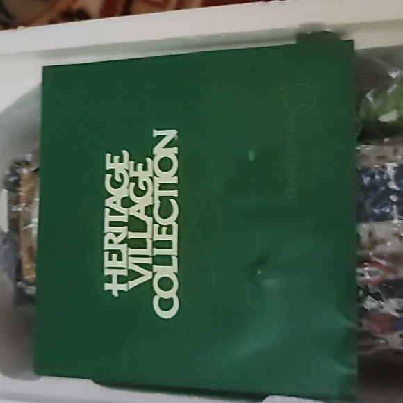 Dept 56  Heritage Village, North Pole Series,  Elves Bunkhouse, 5601-4 - Picture 13 of 14